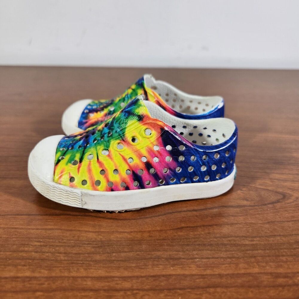 NATIVE Jefferson Tie Dye Rainbow Waterproof Slip On Play Shoes Unisex Size 4C